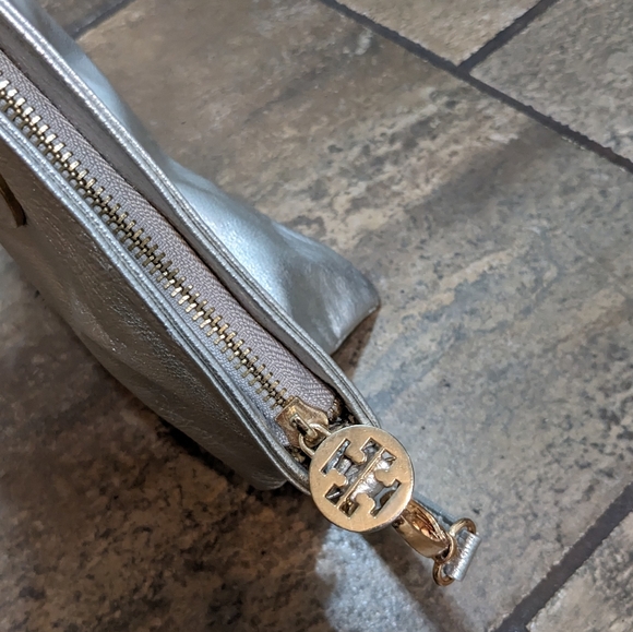Tory Burch Soft Leather Reva Metallic Silver Clutch Shoulder Bag - Picture 10 of 16